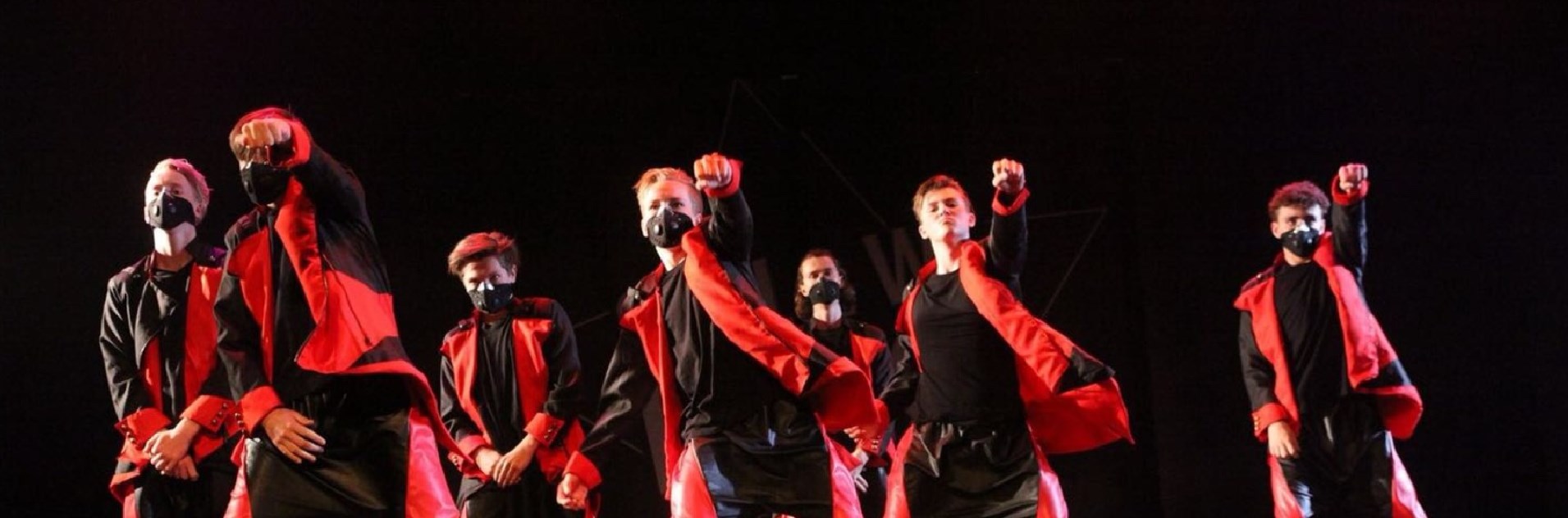 Dansers van DD Dance Studio op het podium