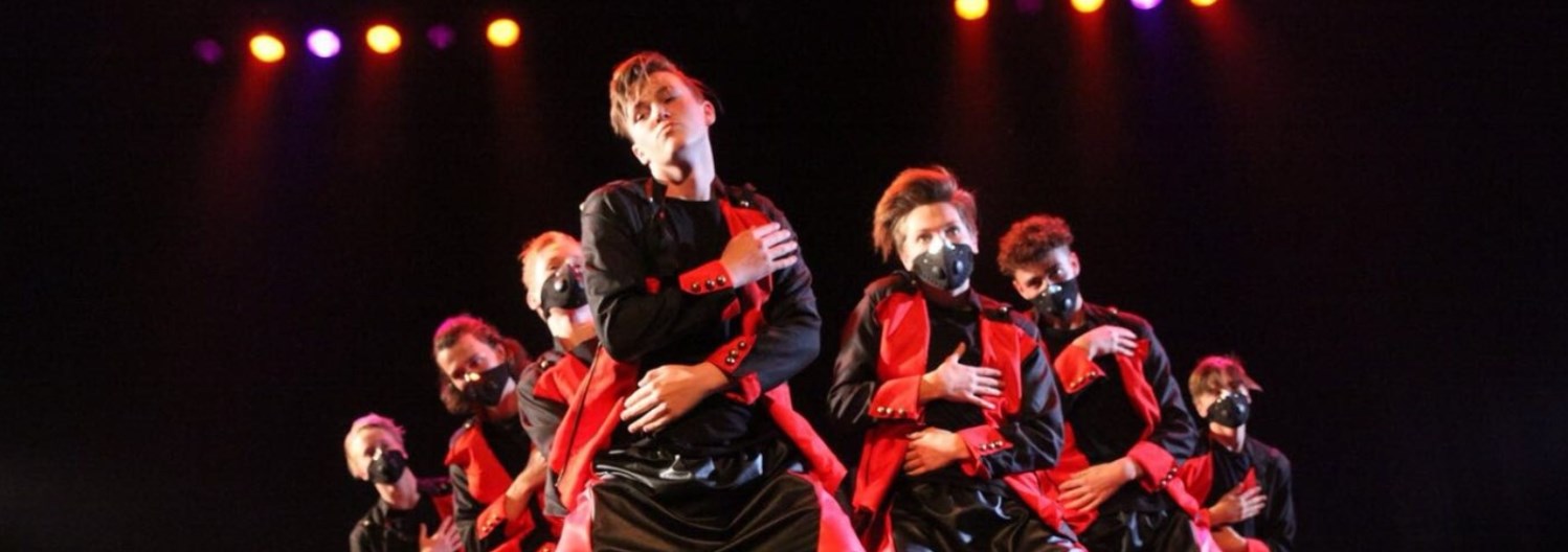 Dansers van DD Dance Studio op het podium